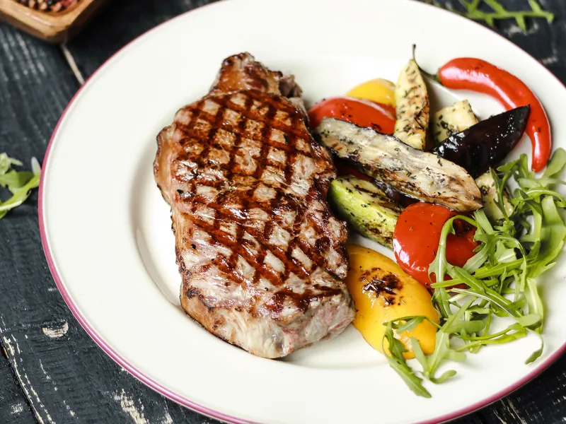 Imagen de referencia: corte de res a la parrilla con verduras asadas