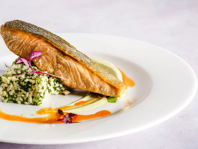 Imagen de referencia: filete de salmón con quinoa y salsa